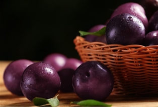 Organic Black Plums